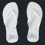 Mme Bridal Elegant Wedding Day Femens White<br><div class="desc">Mme Bridal Élégante journée de mariage Femmes tongs blancs Allez à l'aise et à l'élégance après avoir dit "je le fais" le grand jour! Changez-vous en une paire de tongs blancs élégants et branchés avec de minces sangles et "Mme" en caractères gris et pois gris clair sur chaque chaussure. Customisez...</div>