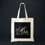 Mme d'avenir de sac fourre-tout<br><div class="desc">Le sac fourre-tout avec le texte pour le jour spécial, ajoutent facilement votre texte fait sur commande et changent la couleur d'arrière - plan pour adapter à votre style. Le nom de famille comme montré double-est espacé, l'utilisation tapent avec un interligne simple ou diminuent la taille des textes pour s'insérer...</div>