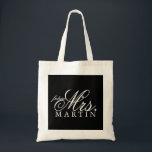 Mme d'avenir de sac fourre-tout<br><div class="desc">Le sac fourre-tout avec le texte pour le jour spécial, ajoutent facilement votre texte fait sur commande et changent la couleur d'arrière - plan pour adapter à votre style. Le nom de famille comme montré double-est espacé, l'utilisation tapent avec un interligne simple ou diminuent la taille des textes pour s'insérer...</div>