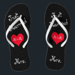 Mme de M. & Mme Just Married Flip Flops<br><div class="desc">Ces tongs amusants Juste Marié sont le cadeau parfait pour la mariée d'être. Le design comporte des tongs noirs avec les mots "Just Married" dans une amusante typographie girly à un angle. Au milieu est un coeur rouge avec vos initiales ou monogrammes. À la guérison est le mot Mme.. Ce...</div>
