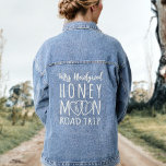 Mme Newlysée Lune de miel Voyage de route femmes<br><div class="desc">Félicitations à votre mariage ! 🎉 Votre nouvel amour va vous garder chaud et confortable, tout comme cette veste en denim le fera. 💖 Customisez les coeurs avec vos initiales, ajoutez votre nouveau nom marié et chérissez votre voyage commun dans la vie. Profitez de la route de la convivialité !...</div>