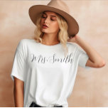 Mme T-Shirt personnalisée pour une mariée<br><div class="desc">Personnalisée Mme T-Shirt,  Mme Custom Nom de famille Chemise,  Mariée à être cadeau,  Cadeau nuptiale personnalisé,  Futur Mme,  Cadeau pour mariée,  Chemise nuptiale</div>