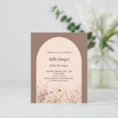 Mocha beige wilde bloemen verjaardag uitnodiging (Staand voorkant)