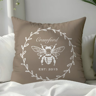 Mocha Honey Bee Laurel Honeycomb Monogram Kussen