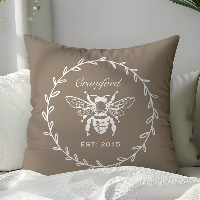 Mocha Honey Bee Laurel Honeycomb Monogram Kussen (Creator heeft geüpload)