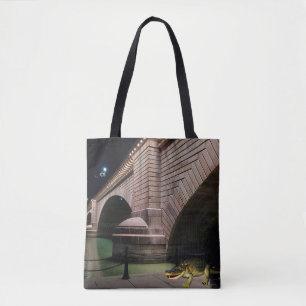 Mocked up Alligator door de London Bridge Draagtas