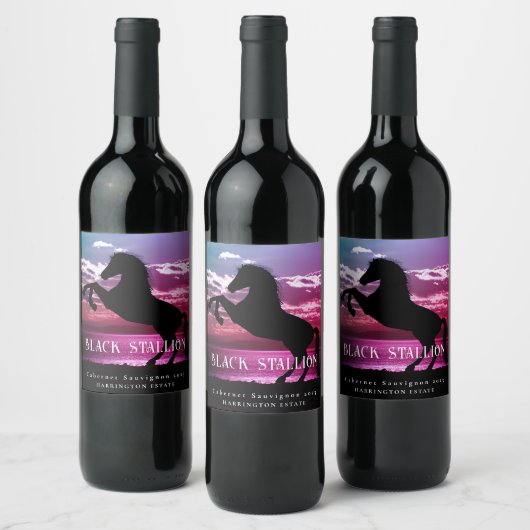Mockup Black Stallion Étiquettes de vin personnali (Bouteilles)