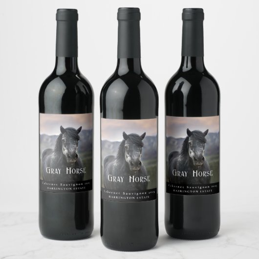 Mockup Cheval gris Étiquettes de vin personnalisés (Bouteilles)