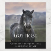 Mockup Cheval gris Étiquettes de vin personnalisés (Étiquettes simples)