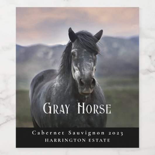Mockup Cheval gris Étiquettes de vin personnalisés (Étiquettes simples)