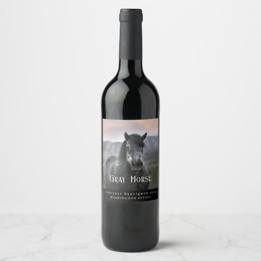 Mockup Cheval gris Étiquettes de vin personnalisés (Devant)