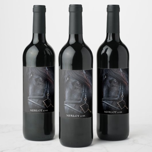 Mockup Elegant Cheval Noir Étiquette de vin person (Bouteilles)
