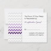 Mod chevron paarse Ombre bruiloft rsvp (Voorkant)