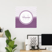 Mod Paars en White Polka Dots Monogram met naam Poster (Thuiskantoor)