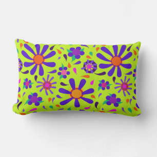 Mod Style Purple Flowers op Peridot Green Kussen