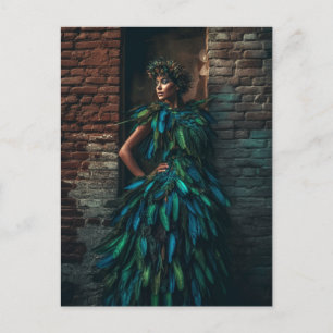Model in een groene veren jurk poseert tegen bakst briefkaart
