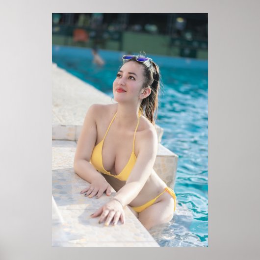 Model In Yellow Bikini Poster (Voorkant)