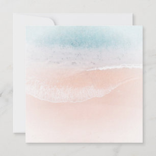 Modèle blanc sur la plage de sable de mer sur mesu