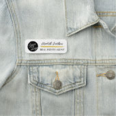 Modèle de badge minimaliste personnalisé moderne (En situation)