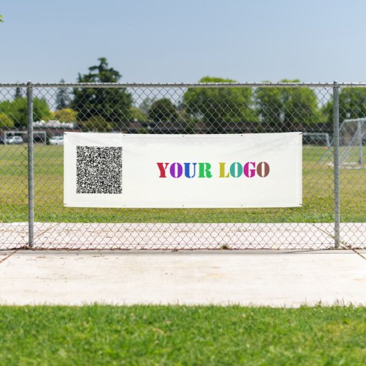 Modèle de bannière commerciale avec code QR person (En situation)