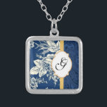 Modèle de collier monogramme Damas bleu<br><div class="desc">Un merveilleux cadeau pour les femmes et les filles. Bon cadeau de femme de chambre aussi.</div>