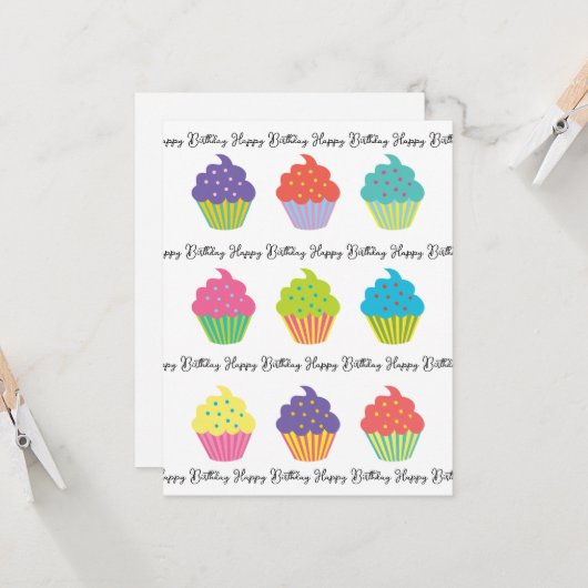 Modèle de la carte d'anniversaire Cupcake (Devant/Arrière en situation)