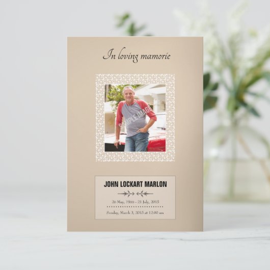 Modèle de la carte de programme Memorial (Debout devant)