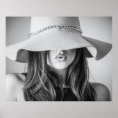 Modèle de mode noir et blanc avec affiche Casquett (Devant)