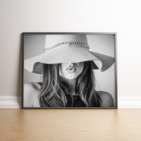 Modèle de mode noir et blanc avec affiche Casquett