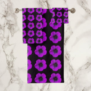 Modèle floral de géranium violet sur noir
