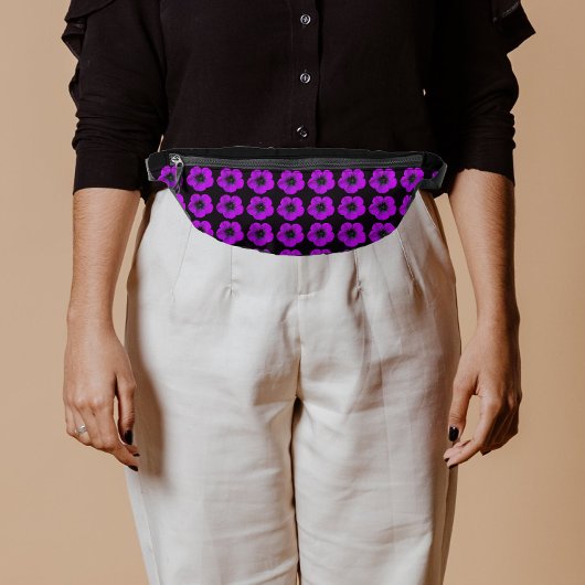 Modèle floral de géranium violet sur noir