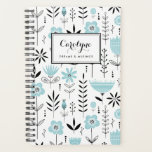 Modèle floral scandinave noir et bleu<br><div class="desc">Écrivez vos plans et votre calendrier avec ce carnet d'inspiration scandinave. Il présente un motif floral noir et bleu. Personnalisez en ajoutant votre nom ou votre courte phrase. Ce planificateur floral sera parfait comme cadeau personnalisé. Des éléments correspondants sont disponibles.</div>