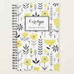 Modèle floral scandinave noir et jaune<br><div class="desc">Écrivez vos plans et votre calendrier avec ce carnet d'inspiration scandinave. Il présente un motif floral noir et jaune. Personnalisez en ajoutant votre nom ou votre courte phrase. Ce planificateur floral sera parfait comme cadeau personnalisé. Des éléments correspondants sont disponibles.</div>
