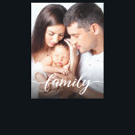 Modèle moderne Script personnalisé de la toile pho<br><div class="desc">Immortalisez vos moments de famille avec notre toile étirée personnalisable, avec une superposition blanche de type "Family" moderne. Cette toile élégante n'est pas seulement une oeuvre d'art ; c'est un souvenir qui capte magnifiquement l'essence de l'amour et de la convivialité de votre famille. Personnalisez cette toile avec votre photo de...</div>