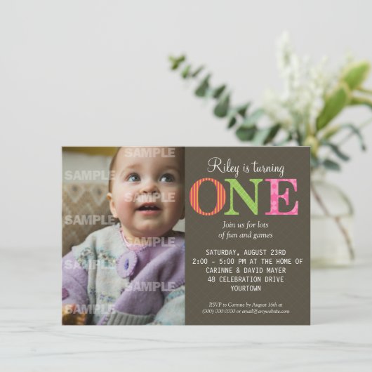 Modelé une invitation de fête d'anniversaire (Debout devant)