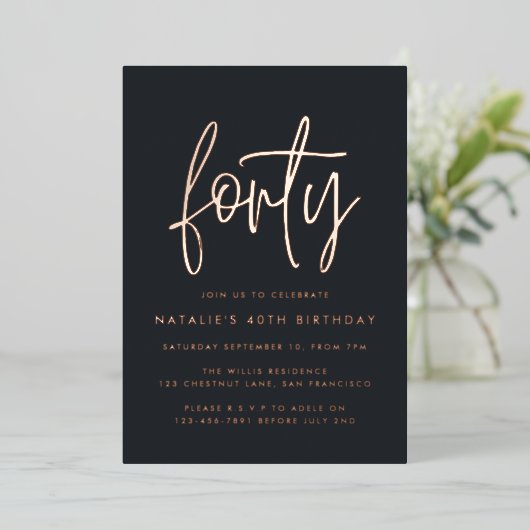 Modern 40e verjaardag stijlvol elegant script folie uitnodiging (Staand Voorkant)