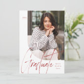 Modern afstuderen uniek rood twee foto afstuderen aankondiging (Staand voorkant)