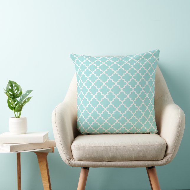 Modern Aqua Blue Moroccan Quatrefoil Pattern Kussen (Stoel)