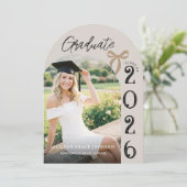 Modern Arch Photo Graduation Party Invitation (Debout devant)