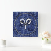Modern Aries Zodiac Symbol Navy Blue Digital Camo Vierkante Klok (Huis)