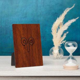 Modern Aries Zodiac Symbool op Mahogany als gedruk Fotoplaat