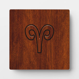 Modern Aries Zodiac Symbool op Mahogany als gedruk Fotoplaat