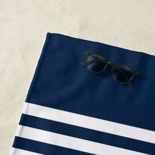 Modern Beach House Familie Monogram Strandlaken (In situ)