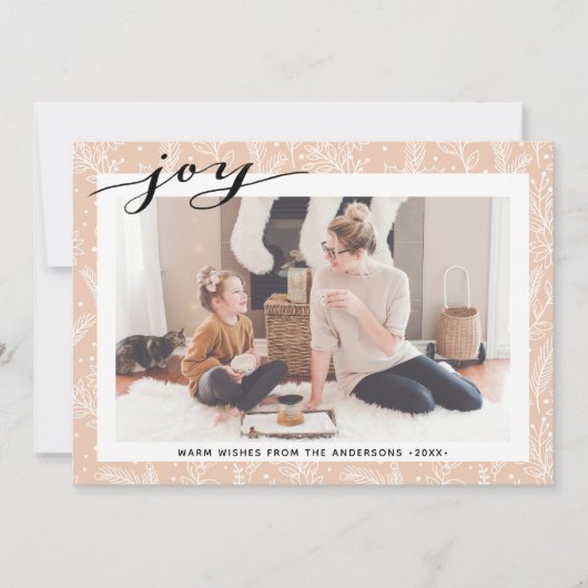 Modern Beige Pine Boughs Elegant Script JOY Simple Feestdagenkaart (Voorkant)
