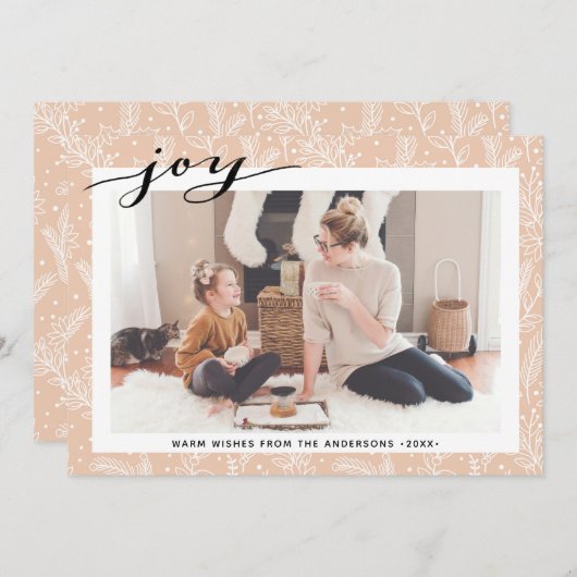 Modern Beige Pine Boughs Elegant Script JOY Simple Feestdagenkaart (Voorkant / Achterkant)