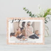 Modern Beige Pine Boughs Elegant Script JOY Simple Feestdagenkaart (Staand voorkant)