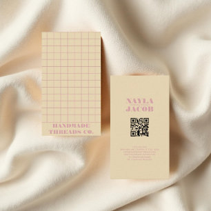 Modern Beige & Roze Geruit Patroon QR Code Visitekaartje
