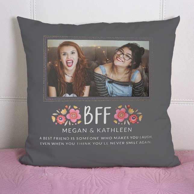 Modern Best Friends Besties Photo Sierkussen (A pretty BFF best friend photo pillow. Personalize it with your photo, names and a short message.)