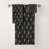 Modern Black and White Festive Pine Trees Pattern Bad Handdoek (Insitu)