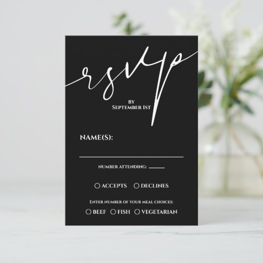 Modern Black and White QR Code Wedding RSVP (Debout devant)